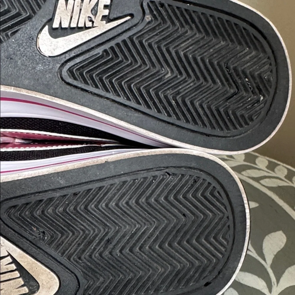 Nike Women's Black and Light Pink Sneakers sz 9 - Picture 7 of 9